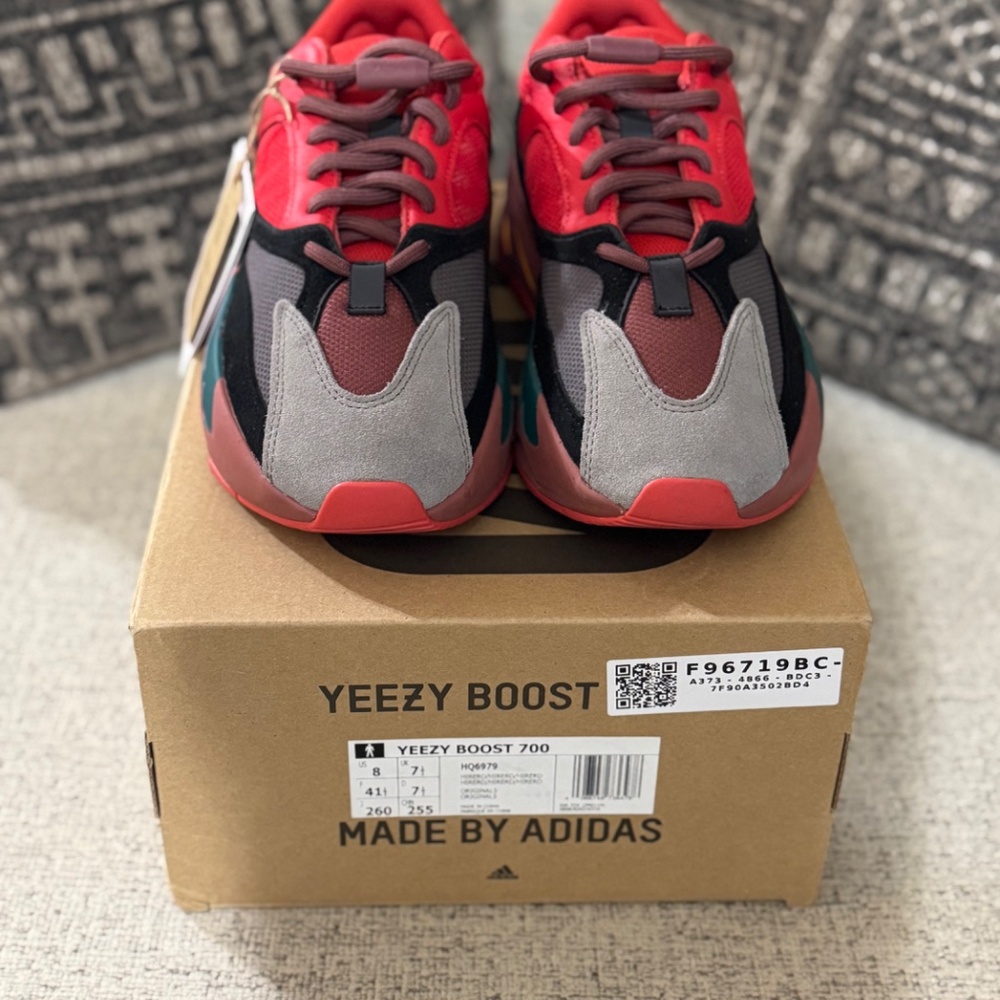 adidas Yeezy Boost 700 - Picture 2 of 4